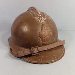 CASQUE TROUPE MODELE 1926 AVEC INSIGNE INFANTERIE MODELE 1915 KAKI  POUR LE GENIE AVEC NOM ET DANS SON JUS